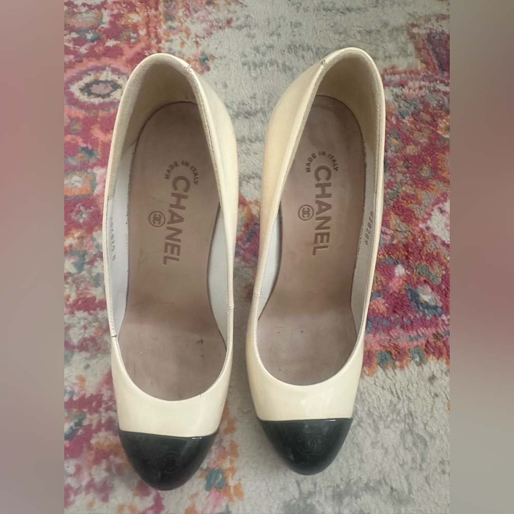 Chanel classic black and white pump 37